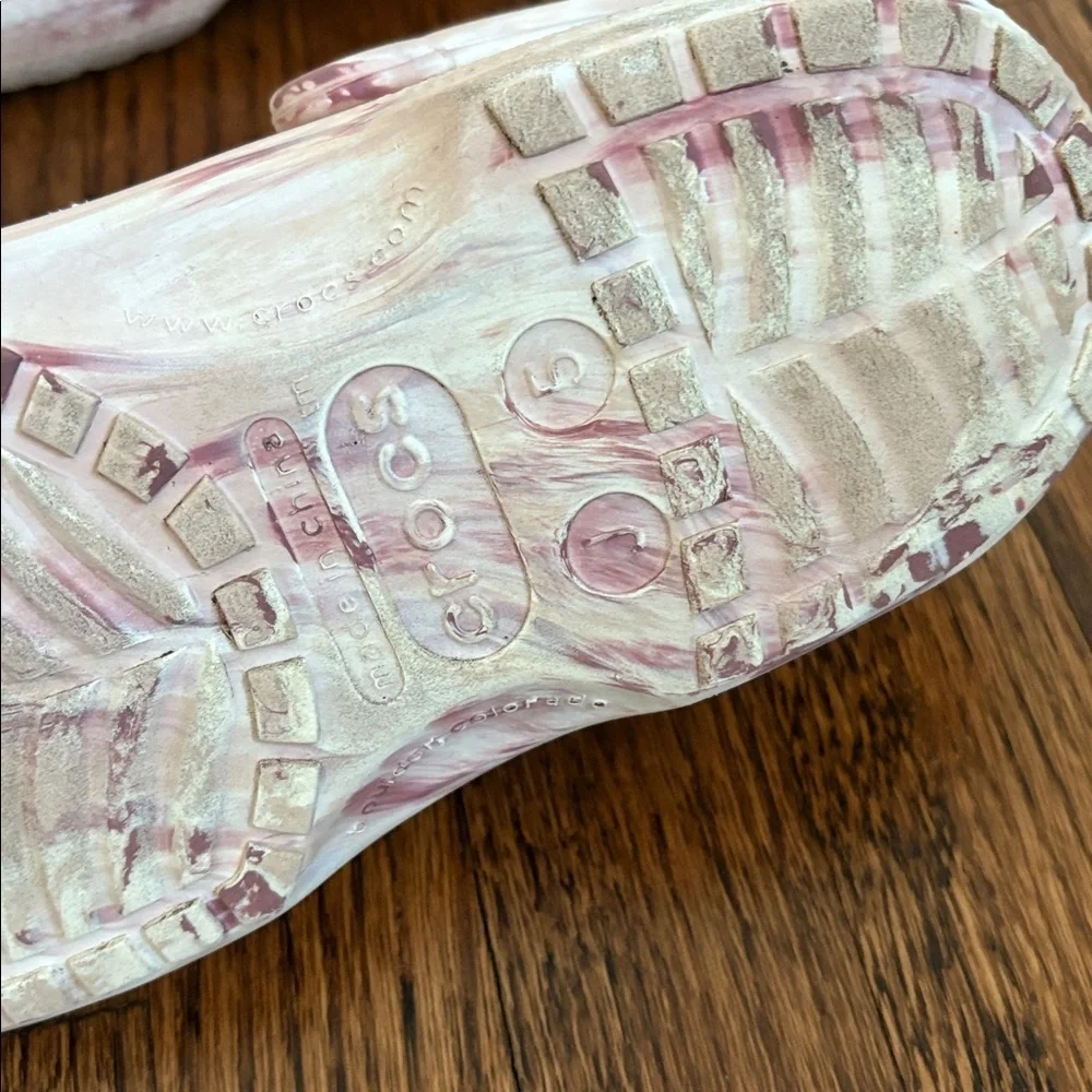 Crocs classic marbled clog in Quartz / Multi